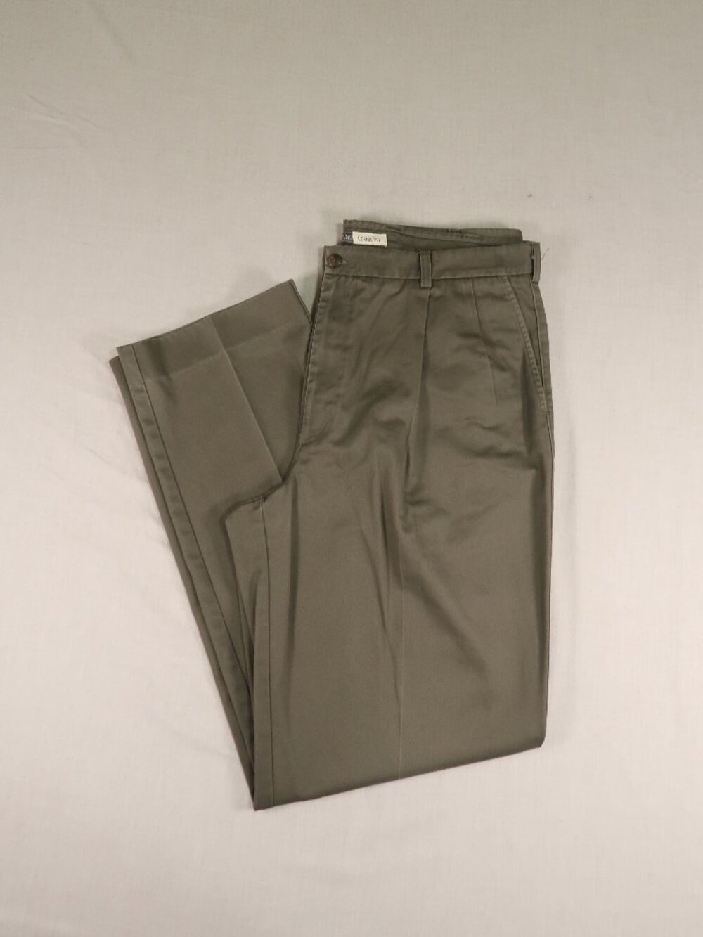 St. John’s Bay Men’s Size 40 Pleated Chino Pants Loose Fit Classic Khaki